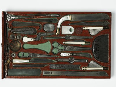 描绘神圣家族的工具包，约 1830 年（混合媒体） 作者 波斯学校