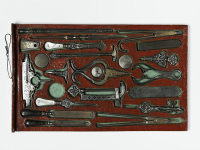 描绘神圣家族的工具包，约 1830 年（混合媒体） 作者 波斯学校