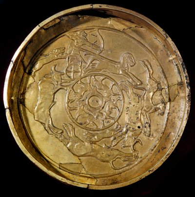 腓尼基艺术：金盘装饰皇家狩猎场景。 来自公元前 14 世纪的 Ras Shamra（Ugarit 或 Ougarit）。 直径19厘米巴黎卢浮宫博物馆 作者 腓尼基人