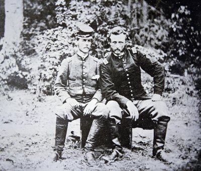 乔治-A-卡斯特中尉（1839-1876）（无帽）与1862年5月被俘的南军战俘华盛顿中尉的肖像（黑白照片）。 作者 美国摄影师