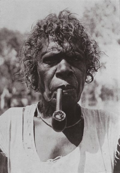 Dusky Lily smokes the Pipe of Peace (b/w photo) 作者 澳大利亚摄影师