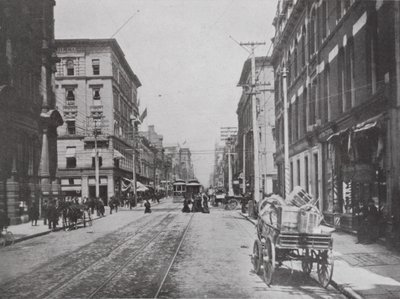 Looking Up Yonge Street, Corner of King, Toronto (b/w photo) 作者 加拿大摄影师