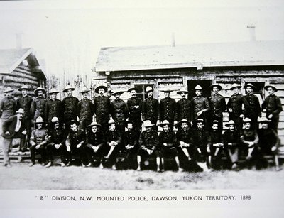 1898年淘金热期间，育空地区道森的西北骑警 "B "部（黑白照片）。 作者 加拿大摄影师