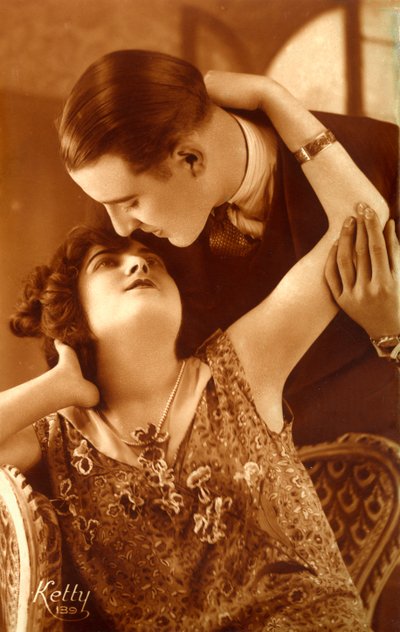 1920s French Couple Embracing 作者 法国摄影师