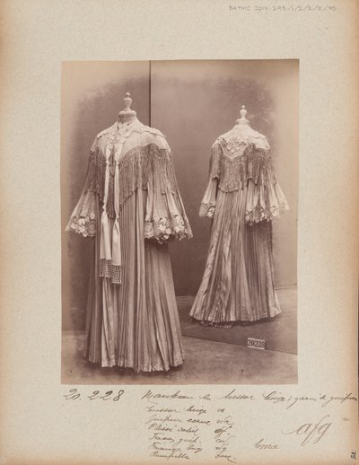 Album Page: House of Worth, Coat 作者 法国摄影师