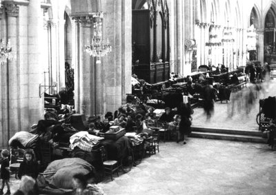 1944 年 7 月，在卡昂大教堂避难的人们（黑白照片） 作者 法国摄影师