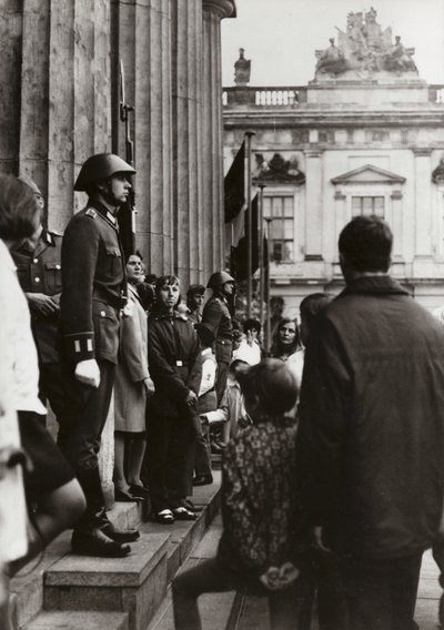 Para pionir Yong datang ke Gerbang Brandenburg, landmark Berlin, untuk melihat teman-teman mereka, para penjaga perbatasan (foto b/w) 作者 德国摄影师