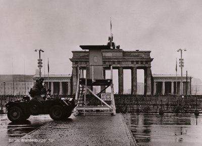 勃兰登堡门东西柏林边界上的英国装甲车（黑白照片）。 作者 德国摄影师