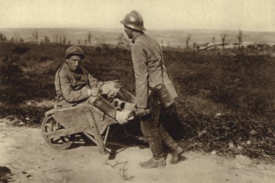 Captured French soldier transporting his wounded comrade in a wheelbarrow, World War I 作者 德国摄影师