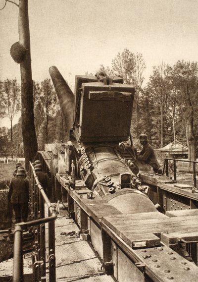 Fast loading rail mounted cannon (b/w photo) 作者 德国摄影师