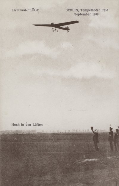 1909年9月，法国飞行员休伯特-莱瑟姆飞越柏林坦佩尔霍夫机场（黑白照片）。 作者 德国摄影师