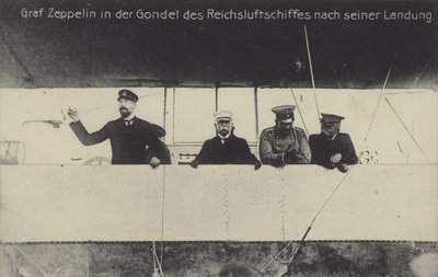 德国飞艇建造者Graf Ferdinand von Zeppelin在他的一艘飞艇降落后的吊舱中（黑白照片）。 作者 德国摄影师