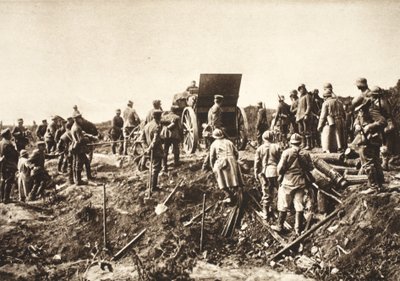 德国电池在 Fismes 之前在困难的地形上前进，在前景中捕获法国准备运输（黑白照片） 作者 德国摄影师