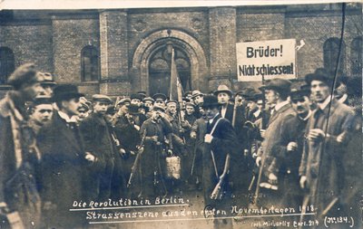1918 年 11 月，柏林的德国平民和士兵（黑白照片） 作者 德国摄影师