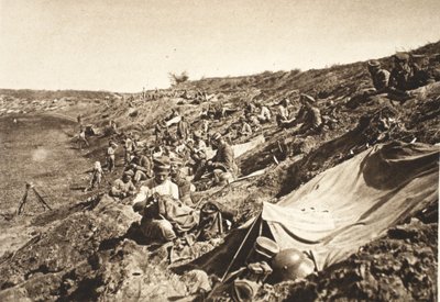 1917 年 8 月在福克萨尼以北推进期间处于预备役位置的德国步兵营（黑白照片） 作者 德国摄影师