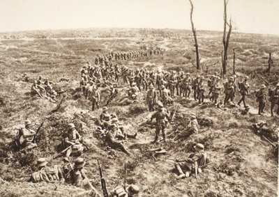 1918 年 5 月 27 日，德国步兵越过 Chemin des Dames 跟随撤退的敌人（黑白照片） 作者 德国摄影师