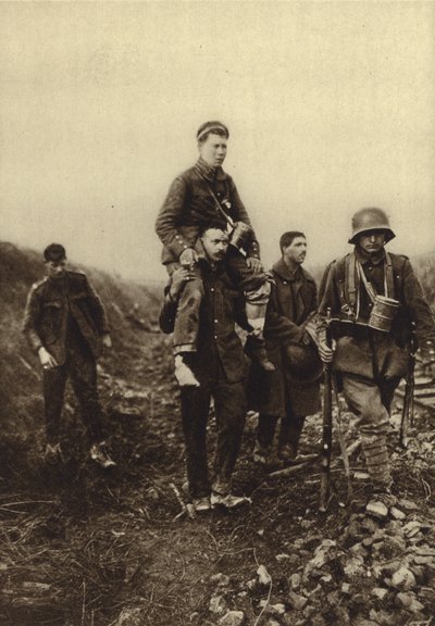German infantryman with a leg wound being carried from the battlefield by British prisoners, World War I 作者 德国摄影师