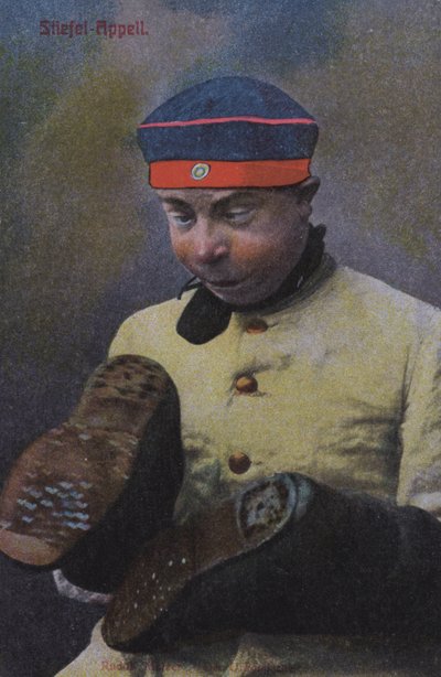 German soldier looking at the soles of his boots (coloured photo) 作者 德国摄影师