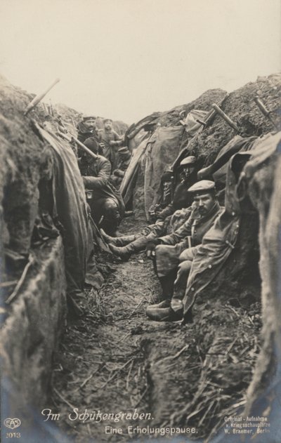German soldiers taking a break in the trenches, World War I 作者 德国摄影师
