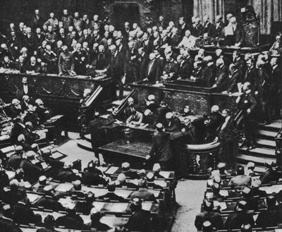 1914年8月3日，德国在帝国议会上对法国宣战（黑白照片）。 作者 德国摄影师