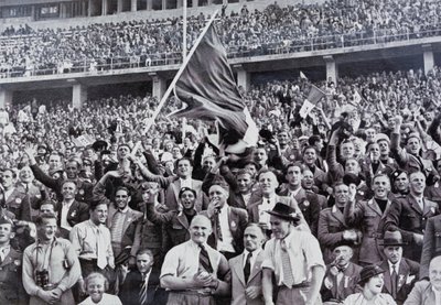Italian fans supporting their athletes in the stadium at the Olympic Games, Berlin, Germany 作者 德国摄影师