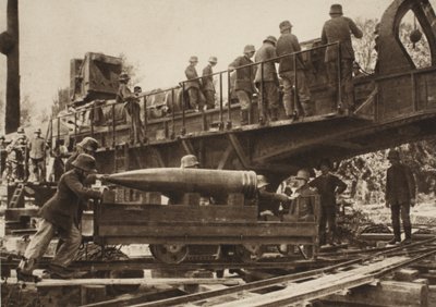 Loading the 38cm cannon (b/w photo) 作者 德国摄影师