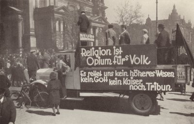 Lorry daubed with Communist slogans on the streets of Berlin, Germany 作者 德国摄影师