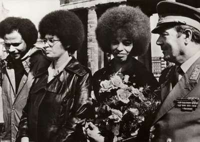 1972 年 9 月 11 日，勇敢的美国共产主义者和民权捍卫者安吉拉·戴维斯在勃兰登堡门受到德意志民主共和国民族人民军士兵的热烈欢迎（黑白照片） 作者 德国摄影师