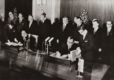 1972年5月26日，德意志民主共和国和德意志联邦共和国之间的第一个国家条约--《交通条约》在东德首都柏林签署（黑白照片）。 作者 德国摄影师
