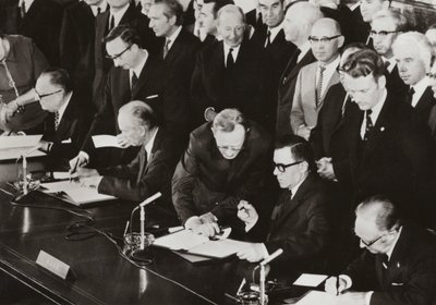 1972 年 6 月 3 日，四国外交部长在西柏林美国部分以前由盟军控制委员会使用的大楼签署了西柏林四方协议的最终议定书（黑白照片） 作者 德国摄影师