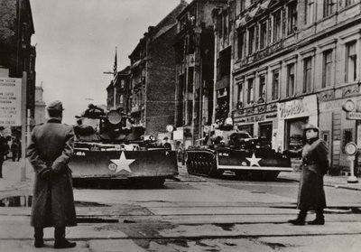 特别严重的挑衅行为始于1961年10月24日至28日，全副武装的美国士兵在坦克的支持下，多次侵犯德意志民主共和国的国家边界（黑白照片）。 作者 德国摄影师