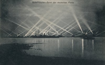 Searchlight display by the German navy (b/w photo) 作者 德国摄影师