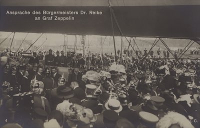 市长 Reike 博士对德国飞艇建造商 Graf Ferdinand von Zeppelin 的讲话（黑白照片） 作者 德国摄影师