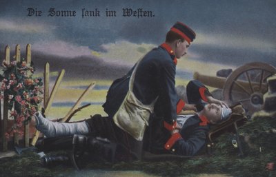 The Sun set in the west: a German soldier comforting his dying comrade on the battlefield (coloured photo) 作者 德国摄影师