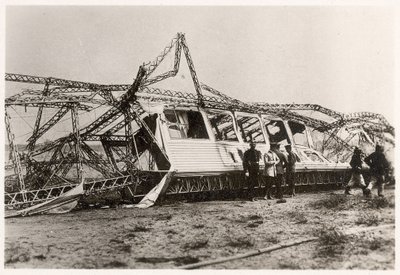 1912年6月28日齐柏林飞艇LZ10 "施瓦本 "号被毁后的废墟（黑白照片）。 作者 德国摄影师