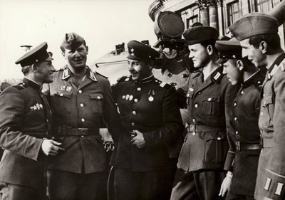 国家人民军队的士兵与苏联军队的士兵保持着密切的友谊（黑白照片）。 作者 德国摄影师