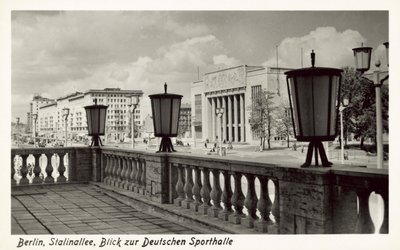 东柏林Stalinallee的Deutschen Sporthalle景观，约1950年代（黑白照片）。 作者 德国摄影师