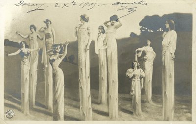 穿高跷的女人打扮成芦笋（黑白照片） 作者 德国摄影师