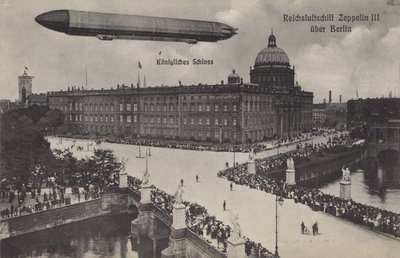 Zeppelin LZ III flying over the City Palace, Berlin (b/w photo) 作者 德国摄影师
