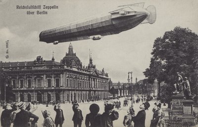 Zeppelin airship flying over Berlin (b/w photo) 作者 德国摄影师