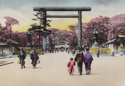 日本，约1912年。巨大的青铜鸟居是为国难中死去的士兵建造的招魂神社，东京（照片）。 作者 摄影师 日本人