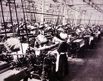 日本棉花工业。在丰田织机上工作的妇女，约1920年（黑白照片）。 作者 摄影师 日本人