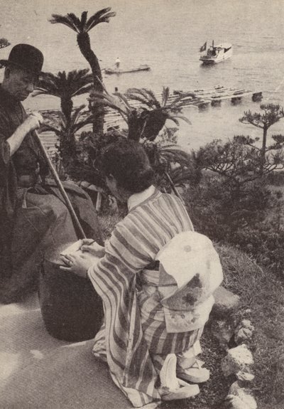 Japanese businessman and his secretary taking shorthand notes (b/w photo) 作者 摄影师 日本人