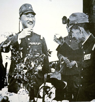 5月，中国徐州沦陷，日军将领寺内和羽田用清酒敬酒。 作者 摄影师 日本人