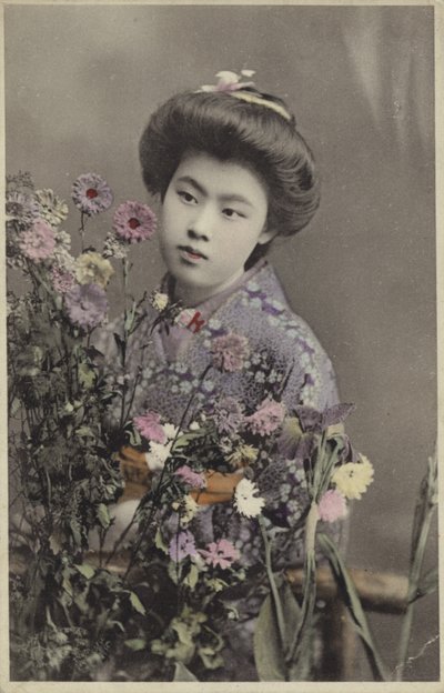 手捧鲜花的日本女孩（彩色照片） 作者 摄影师 日本人