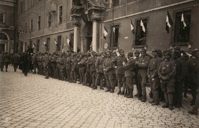 相册 "GM R. Army (World War I)": 拉文纳市一条街道上的军队，窗户上装饰着节日的三色旗（黑白照片 作者 彼得罗·贝兹（Pietro Bezzi）