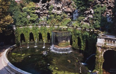 奥瓦托喷泉或蒂沃利喷泉，由 Pirro Ligorio（1513-1583 年）设计，埃斯特别墅（联合国教科文组织世界遗产名录，2001 年），蒂沃利，拉齐奥，意大利 作者 Pirro Ligorio