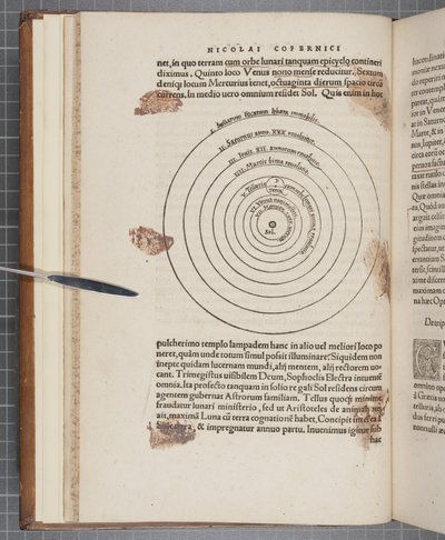 第9页背面，"De revolutionibus orbium caelestium"，尼古拉斯-哥白尼的作品（雕刻版）。 作者 波兰学校