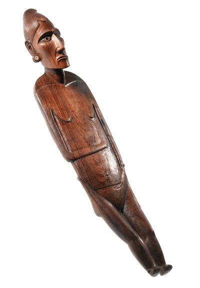 来自拉帕努伊（复活节岛）的女性形象（Moai papa）（木头、骨头和黑曜石）。 作者 波利尼西亚学校