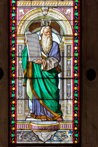 热那亚，大教堂（圣劳伦斯大教堂），施洗者圣约翰礼拜堂：庞培奥-贝尔蒂尼的彩色玻璃作品 作者 蓬佩奥·贝尔蒂尼